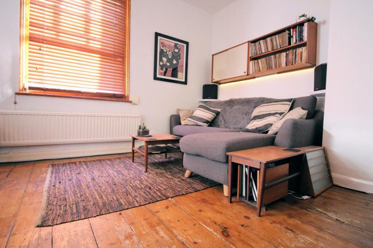 Traditional Victorian 2 Bed In Cobbled Street + Mod Cons - Full Home London Kültér fotó