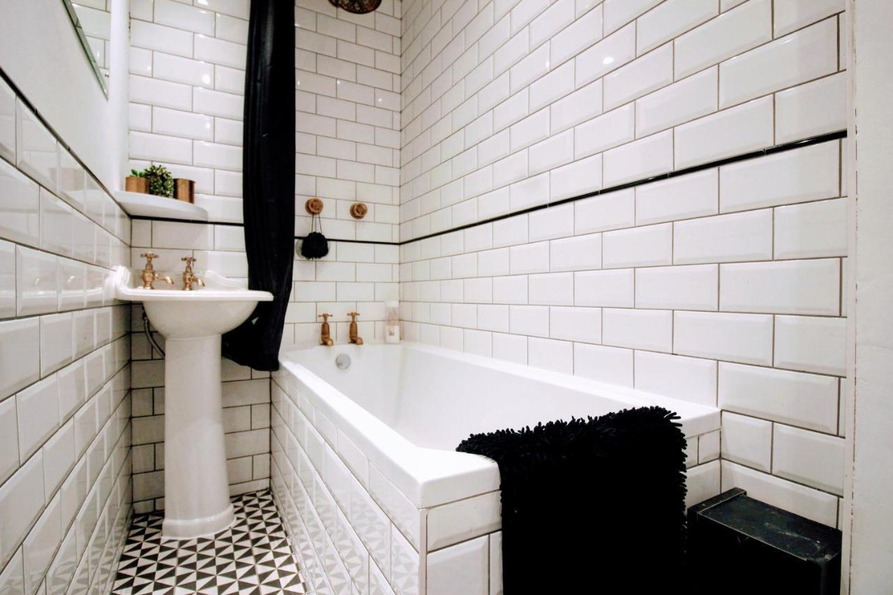 Traditional Victorian 2 Bed In Cobbled Street + Mod Cons - Full Home London Kültér fotó